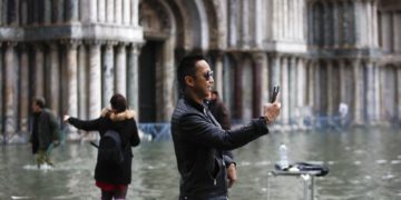 Venecia sufre su peor inundación desde 1966