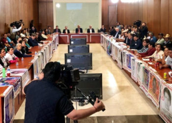 Padres de los 43 reprochan a AMLO “atorones” en instituciones involucradas en desaparición