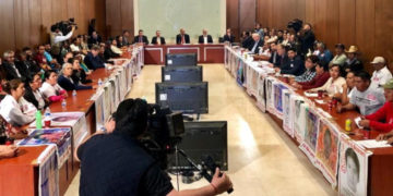 Padres de los 43 reprochan a AMLO “atorones” en instituciones involucradas en desaparición