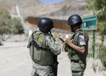 Estados Unidos presume menos migrantes detenidos gracias a México