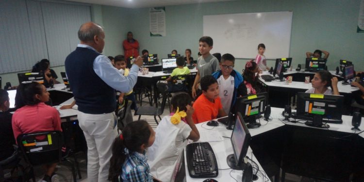 Conalep ofrece curso de computación a niñas y niños