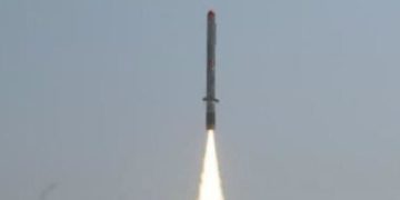 India lanza con éxito dos misiles con capacidad nuclear