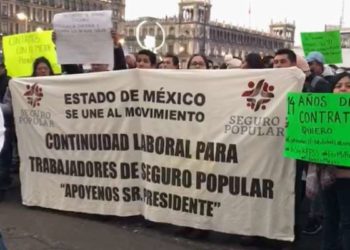 Trabajadores del Seguro Popular exigen soluciones en Palacio Nacional