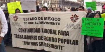 Trabajadores del Seguro Popular exigen soluciones en Palacio Nacional