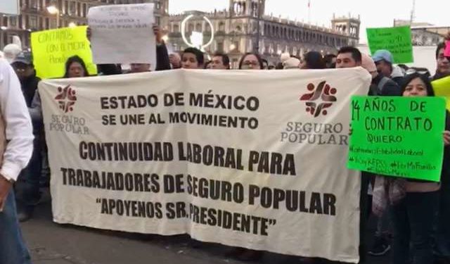 Trabajadores del Seguro Popular exigen soluciones en Palacio Nacional