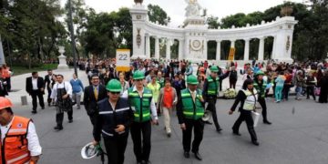 Reconocen a 25 servidores públicos de Protección Civil