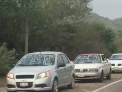 Grupo armado realiza retén y dejan mensajes en vehículos