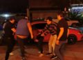 Entre cuatro hombres golpean a mujer, nadie la defiende