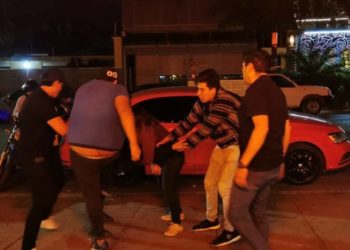 Entre cuatro hombres golpean a mujer, nadie la defiende