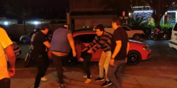 Entre cuatro hombres golpean a mujer, nadie la defiende