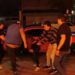 Entre cuatro hombres golpean a mujer, nadie la defiende