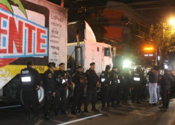 Disparan contra tráiler de sonidero; 2 heridos