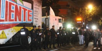 Disparan contra tráiler de sonidero; 2 heridos