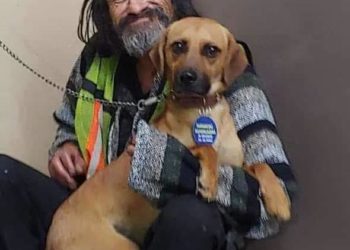 Hombre en situación de calle llora la muerte de su perro