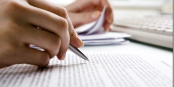 Los estudiantes son evaluados durante 4, 5 años ¿para qué pedirles tesis?: Slim