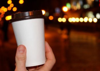 Irlanda aplicará impuesto a vasos de café hechos de plástico