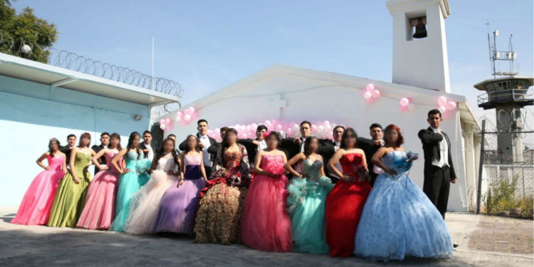 Hijas de reclusas festejan sus XV años en Santa Martha