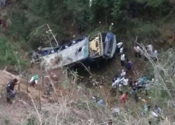 Autobús cae a barranco de 30 metros