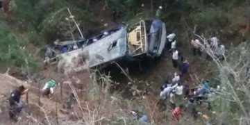 Autobús cae a barranco de 30 metros