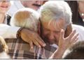 Obrador propone dar pensiones y becas a todos los pobres