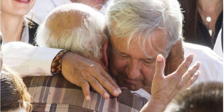 Obrador propone dar pensiones y becas a todos los pobres