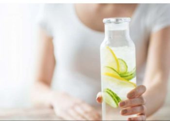 Beber agua de limón ayuda a bajar de peso, ¿mito o realidad?