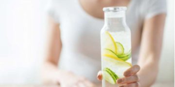 Beber agua de limón ayuda a bajar de peso, ¿mito o realidad?