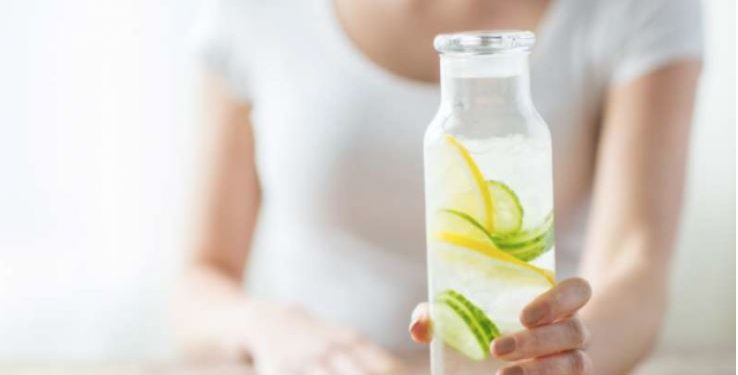 Beber agua de limón ayuda a bajar de peso, ¿mito o realidad?