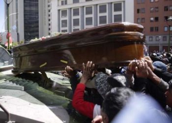 Se manifiestan en Bolivia con ataúdes de victimas; policía los reprime