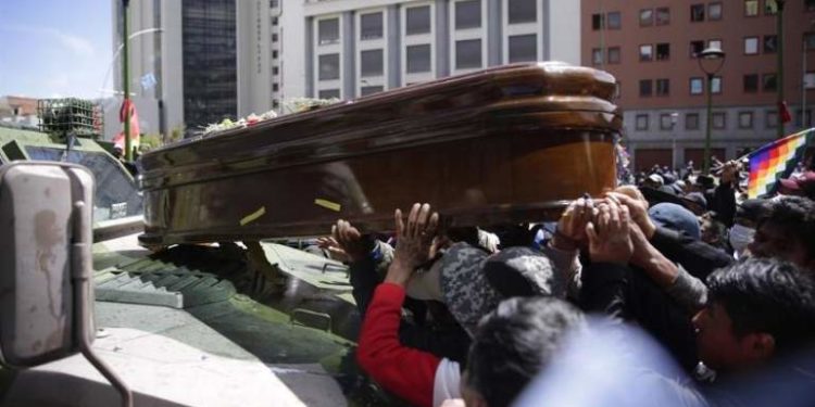 Se manifiestan en Bolivia con ataúdes de victimas; policía los reprime