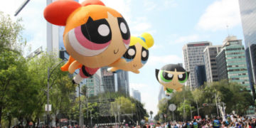 Globos gigantes y música en el desfile navideño 2019