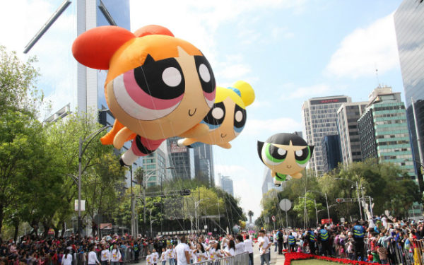 Globos gigantes y música en el desfile navideño 2019