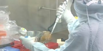 Doctora mexicana recibe premio en honor a Nobel de Física y Medicina