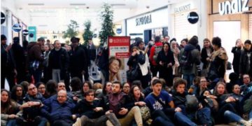 Protestan contra el consumismo
