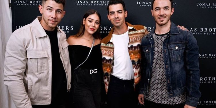 ¡Danna Paola presume foto con los Jonas Brothers!