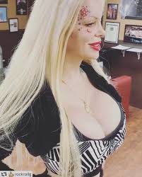 Sabrina Sabrok se tatúa el rostro con símbolos satánicos