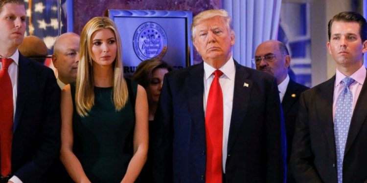 ¡Juez multa a Trump con 2 mdd por usar dinero de fundaciones!