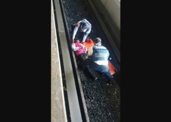 Adulto mayor cae por accidente a vías del Metro