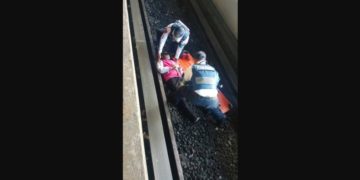 Adulto mayor cae por accidente a vías del Metro