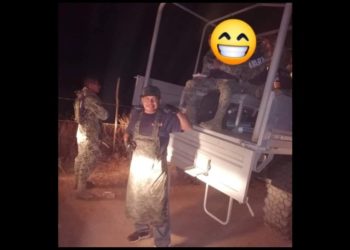 Hombre caritativo alimenta a bomberos