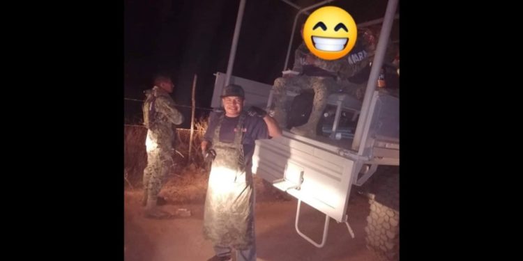 Hombre caritativo alimenta a bomberos