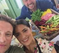 Salma Hayek cocina comida libanesa junto al chef Jamie Oliver en Instagram