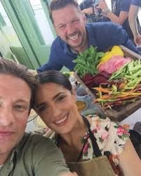 Salma Hayek cocina comida libanesa junto al chef Jamie Oliver en Instagram