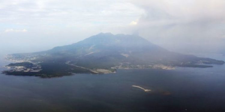 ¡Volcán en Japón hace erupción!