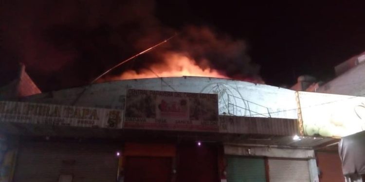 Se incendian bodegas de central de abasto