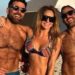Geraldine Bazán posa en bikini entre dos hombres musculosos