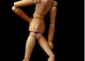 ¿Ya te empezó a tronar la rodilla? Esta es la razón por la que te duelen los huesos con el frío