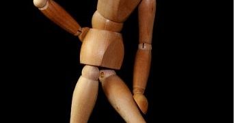 ¿Ya te empezó a tronar la rodilla? Esta es la razón por la que te duelen los huesos con el frío