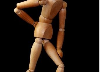 ¿Ya te empezó a tronar la rodilla? Esta es la razón por la que te duelen los huesos con el frío