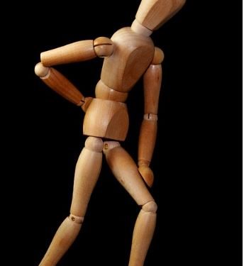 ¿Ya te empezó a tronar la rodilla? Esta es la razón por la que te duelen los huesos con el frío